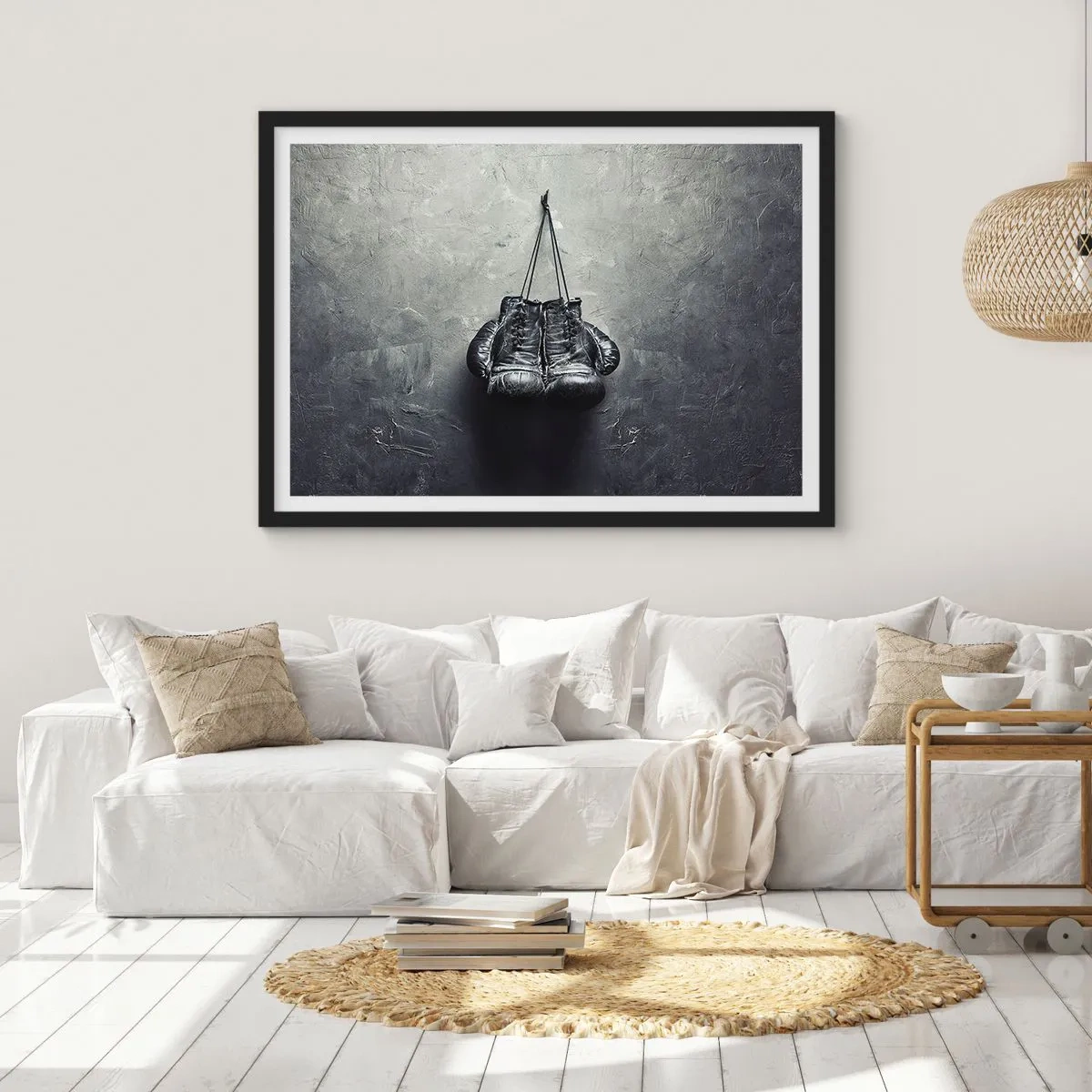 Plakat w czarnej ramie - Stare rękawice bokserskie na tle ściany - 100x70cm - Czas walki i czas pokoju - Nowoczesna dekoracja ścienna do salonu i sypialni ARTTOR