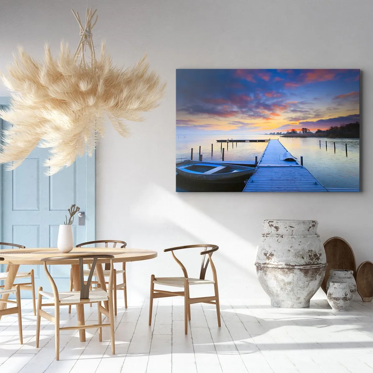 Obraz na płótnie - Pomost nad jeziorem o zachodzie słońca z łodzią przy brzegu - 70x50cm - Fioletowo-złoty spokój - Nowoczesna dekoracja ścienna do salonu i sypialni ARTTOR