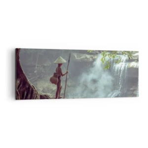 Obraz na płótnie - Postać z włócznią przy wodospadzie w tropikalnym lesie - 140x50cm - Zaprzyjaźniony z naturą - Nowoczesna dekoracja ścienna do salonu i sypialni ARTTOR