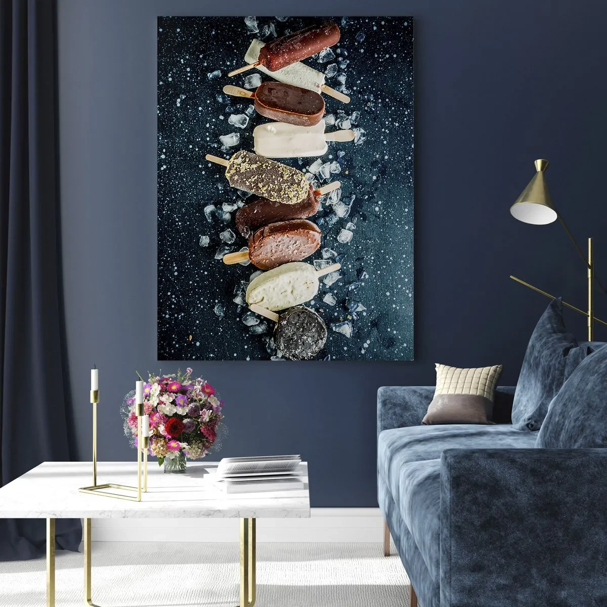 Obraz na szkle - Lody na patyku w różnych smakach ułożone na kostkach lodu - 50x70cm - Smak gorącego lata - Nowoczesna dekoracja ścienna do salonu, kuchni i sypialni ARTTOR
