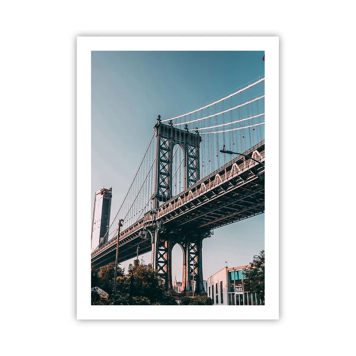 Plakat - Most wiszący w nowoczesnym mieście na tle błękitnego nieba - 50x70cm - Nad falami miasta - Nowoczesna dekoracja ścienna do salonu, kuchni i sypialni ARTTOR