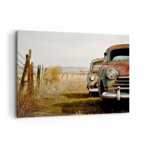 Obraz na płótnie - Dwa stare samochody na polnej drodze przy drewnianym płocie - 120x80cm - Zasłużony odpoczynek - Nowoczesna dekoracja ścienna do salonu, kuchni i sypialni ARTTOR