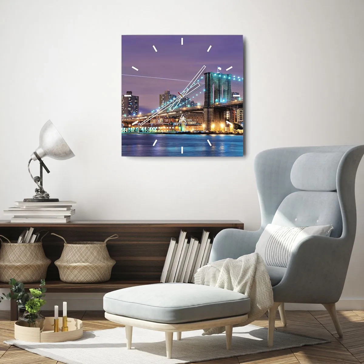 Zegar ścienny - Brookliński Most nocą z podświetlonym miastem w tle - 30x30cm - Od wielu lat Brookliński Most - Nowoczesna dekoracja ścienna do salonu i sypialni ARTTOR