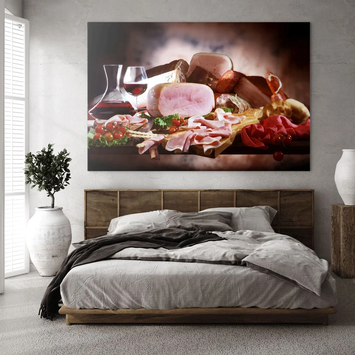 Obraz na szkle - Kuchenny stół z wędlinami, winem i świeżymi warzywami - 120x80cm - Kulinarne marzenie z karafką - Nowoczesna dekoracja ścienna do salonu, kuchni i sypialni ARTTOR