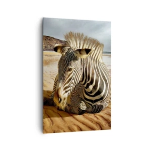 Obraz na płótnie - Zebra odpoczywająca na piaszczystej plaży z klifami w tle - 80x120cm - Pasujemy do siebie - Nowoczesna dekoracja ścienna do salonu i sypialni ARTTOR