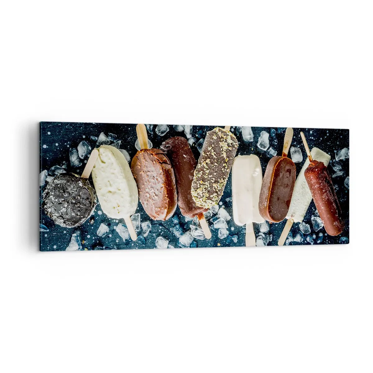 Obraz na płótnie - Kolorowe lody na patyku ułożone na lodzie z ciemnym tłem - 140x50cm - Smak gorącego lata - Nowoczesna dekoracja ścienna do salonu i sypialni ARTTOR