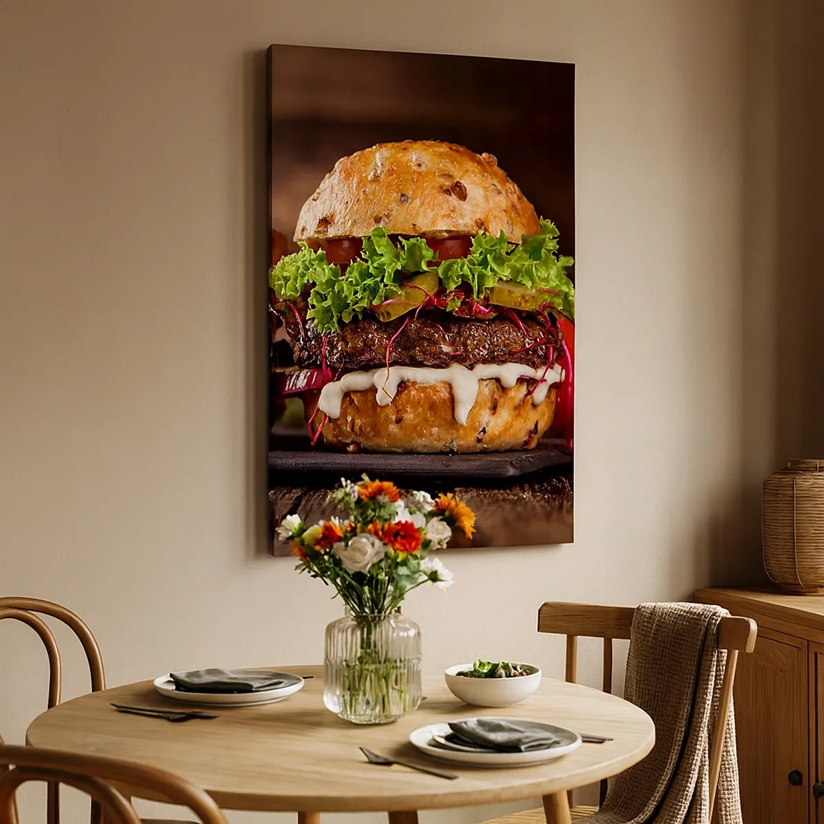 Obraz na płótnie - Soczysty burger z dodatkami na drewnianym tle - 50x70cm - American dream - Nowoczesna dekoracja ścienna do salonu, kuchni i sypialni ARTTOR