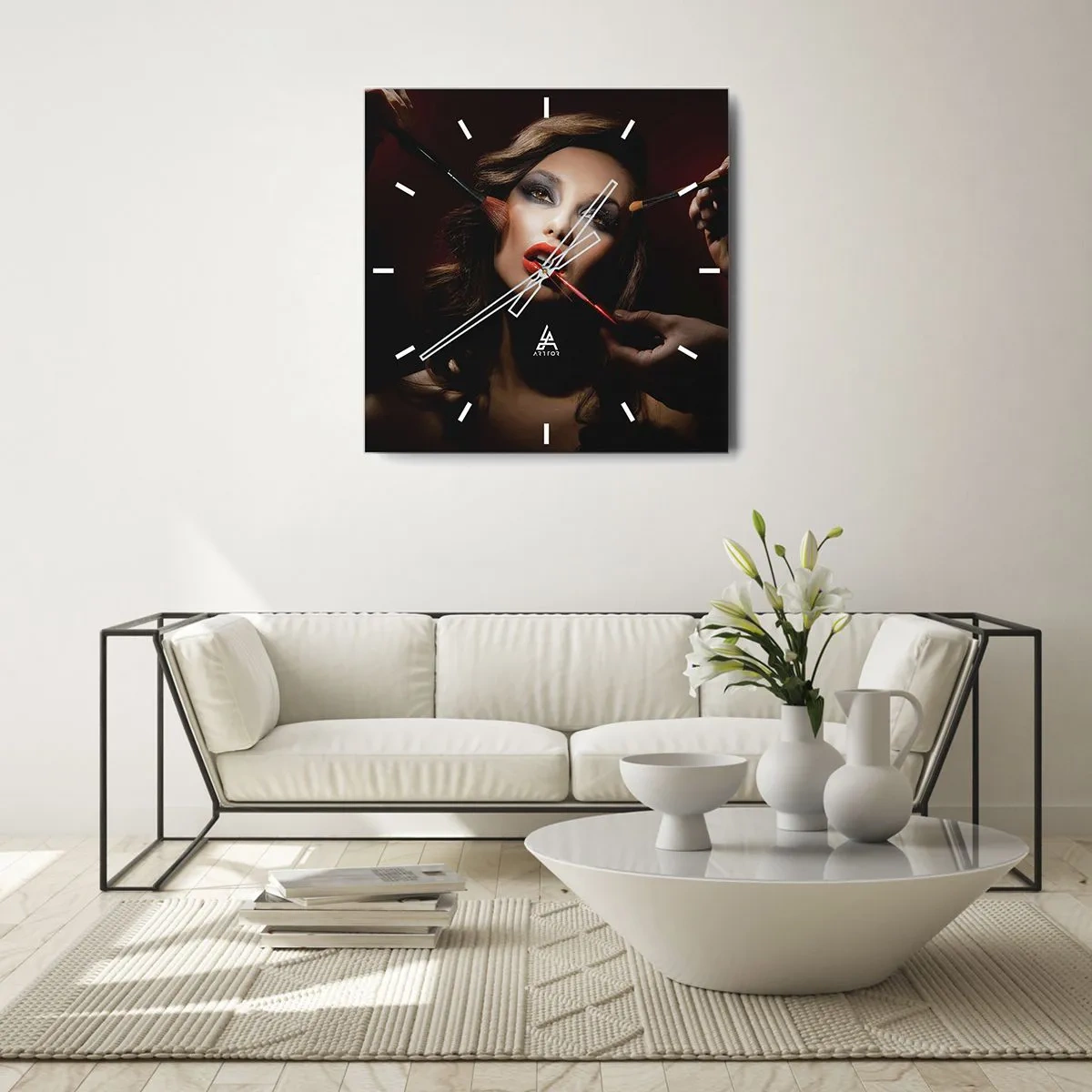Zegar ścienny - Stylowy portret kobiety w trakcie makijażu na ciemnym tle - 30x30cm - Piękna rozmarzona - Nowoczesna dekoracja ścienna do salonu i sypialni ARTTOR