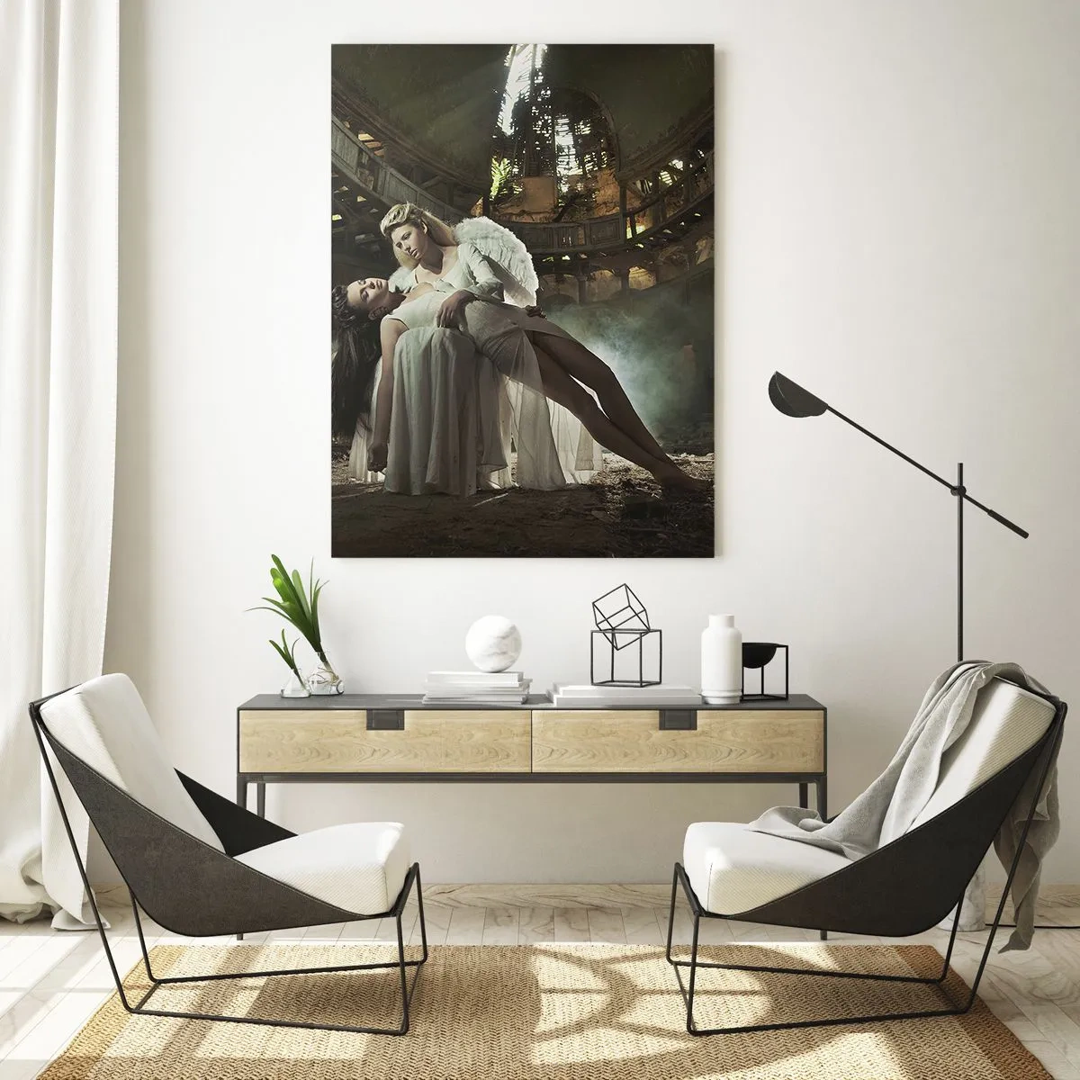 Obraz na szkle - Postać anioła trzymająca kobietę w ruinach budynku - 50x70cm - Duch starego teatru - Nowoczesna dekoracja ścienna do salonu, kuchni i sypialni ARTTOR