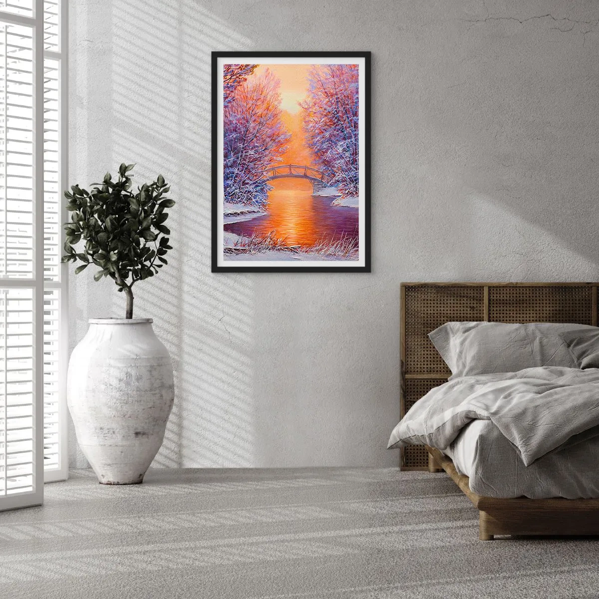 Plakat w czarnej ramie - Zimowy krajobraz z mostkiem i zachodzącym słońcem odbitym w rzece - 50x70cm - Spotkajmy się tu - Nowoczesna dekoracja ścienna do salonu i sypialni ARTTOR