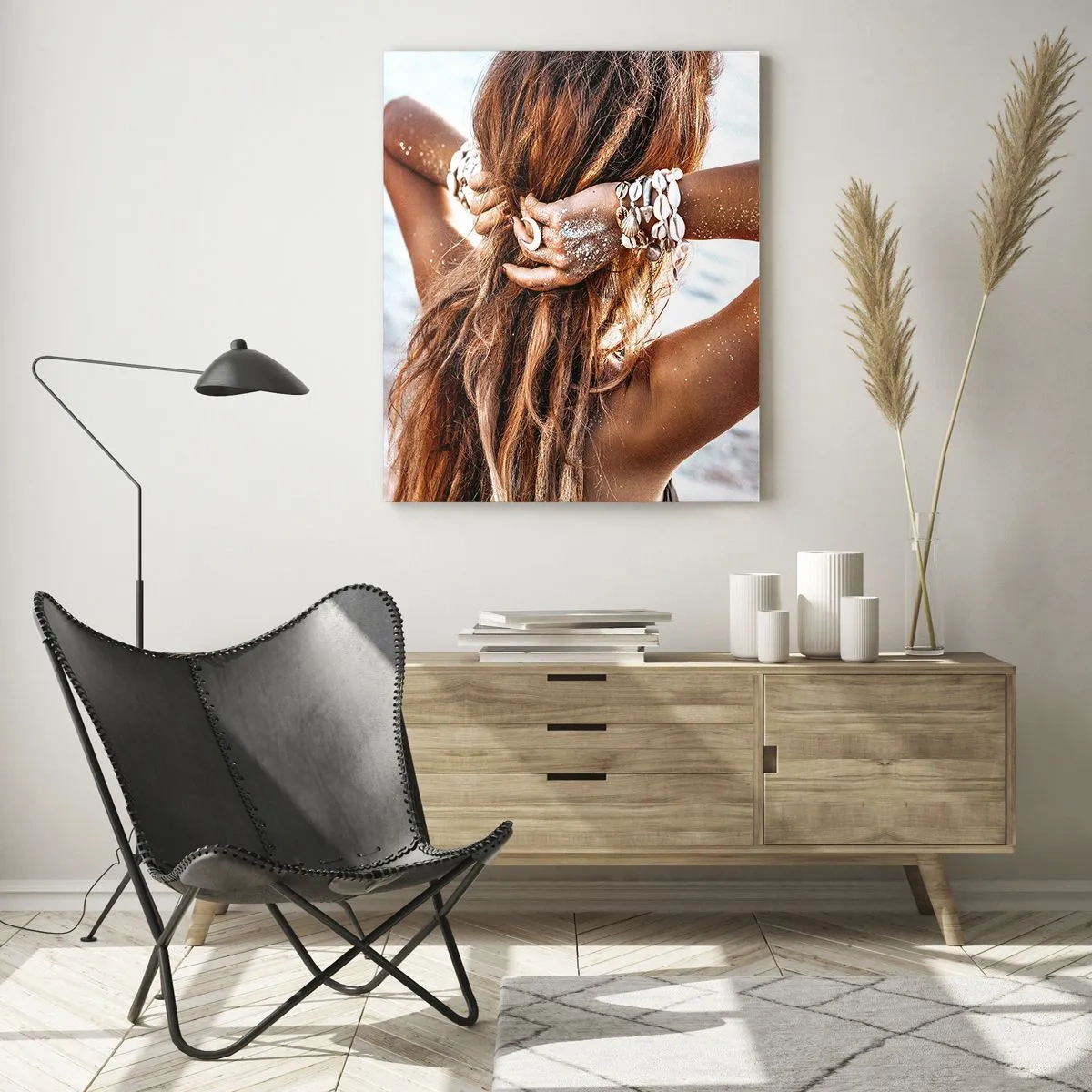 Obraz na szkle - Kobieta z długimi włosami na plaży, w otoczeniu muszli i piasku - 50x70cm - Siostra wody i słońca - Nowoczesna dekoracja ścienna do salonu, kuchni i sypialni ARTTOR