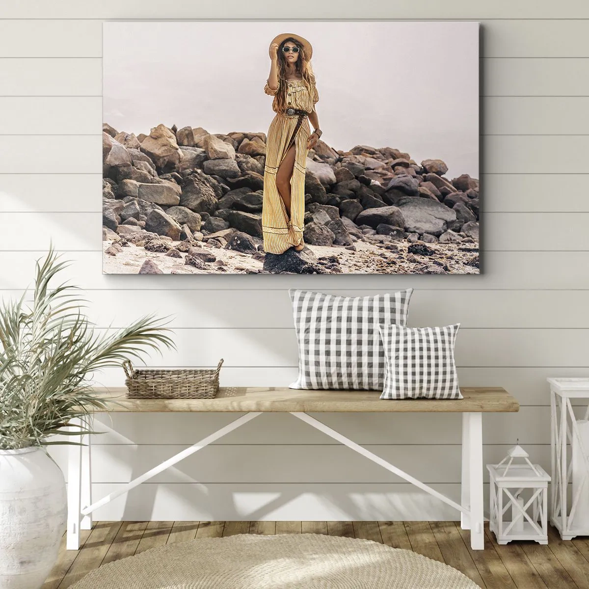 Obraz na płótnie - Kobieta w stylu boho na tle kamienistej plaży - 70x50cm - Magia kamieni - Nowoczesna dekoracja ścienna do salonu i sypialni ARTTOR