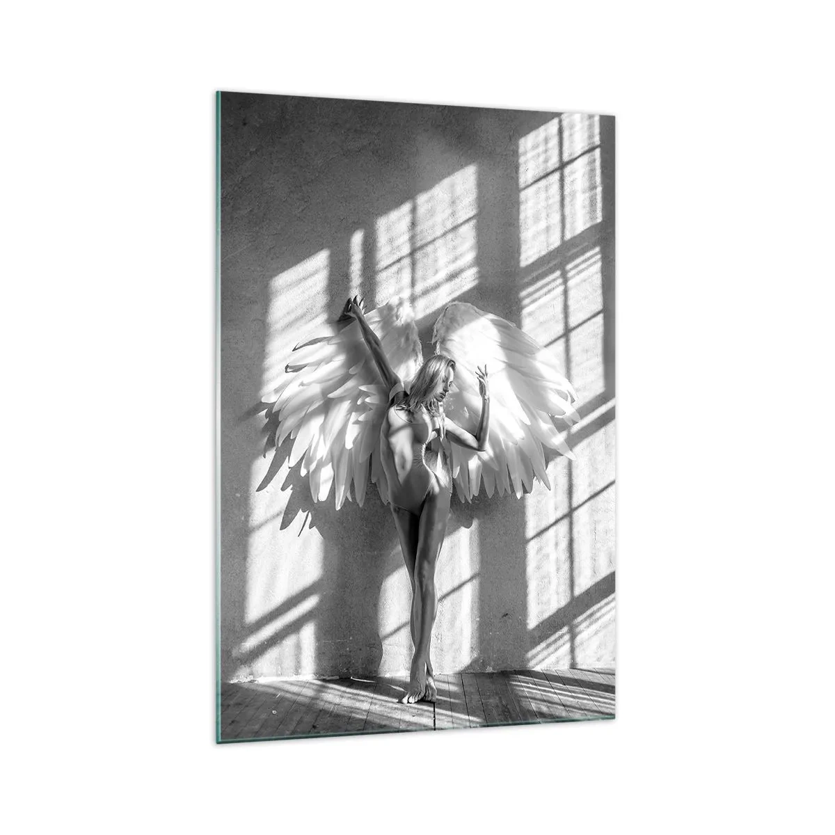 Obraz na szkle - Kobieta w skrzydłach anioła na tle cienia okna - 70x100cm - Wprost z nieba - Nowoczesna dekoracja ścienna do salonu i sypialni ARTTOR