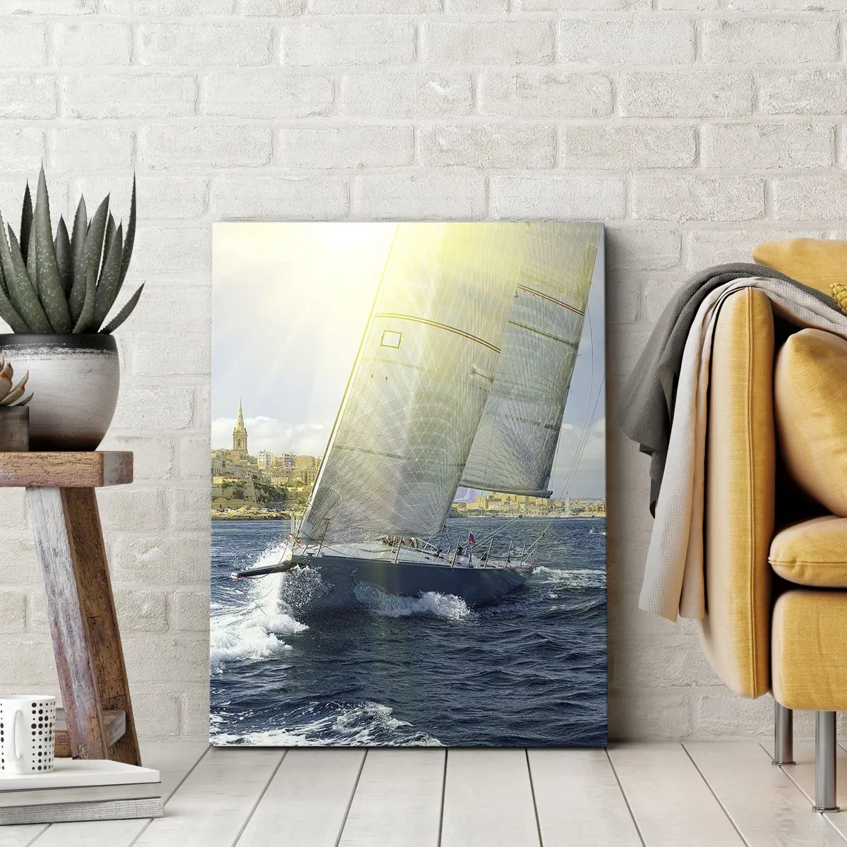 Obraz na płótnie - Żaglówka na morzu w słoneczny dzień z panoramą miasta w tle - 50x70cm - Pora opuścić miasto - Nowoczesna dekoracja ścienna do salonu, kuchni i sypialni ARTTOR