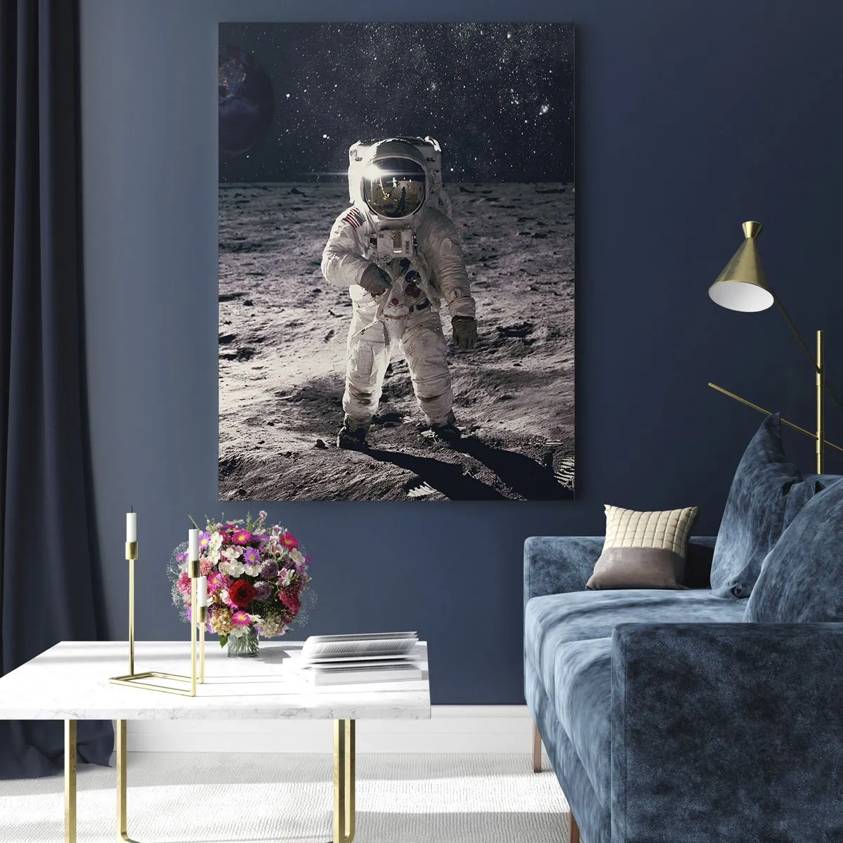 Obraz na szkle - Astronauta na powierzchni Księżyca z Ziemią w tle - 70x100cm - Pozdrowienia z Księżyca - Nowoczesna dekoracja ścienna do salonu i sypialni ARTTOR