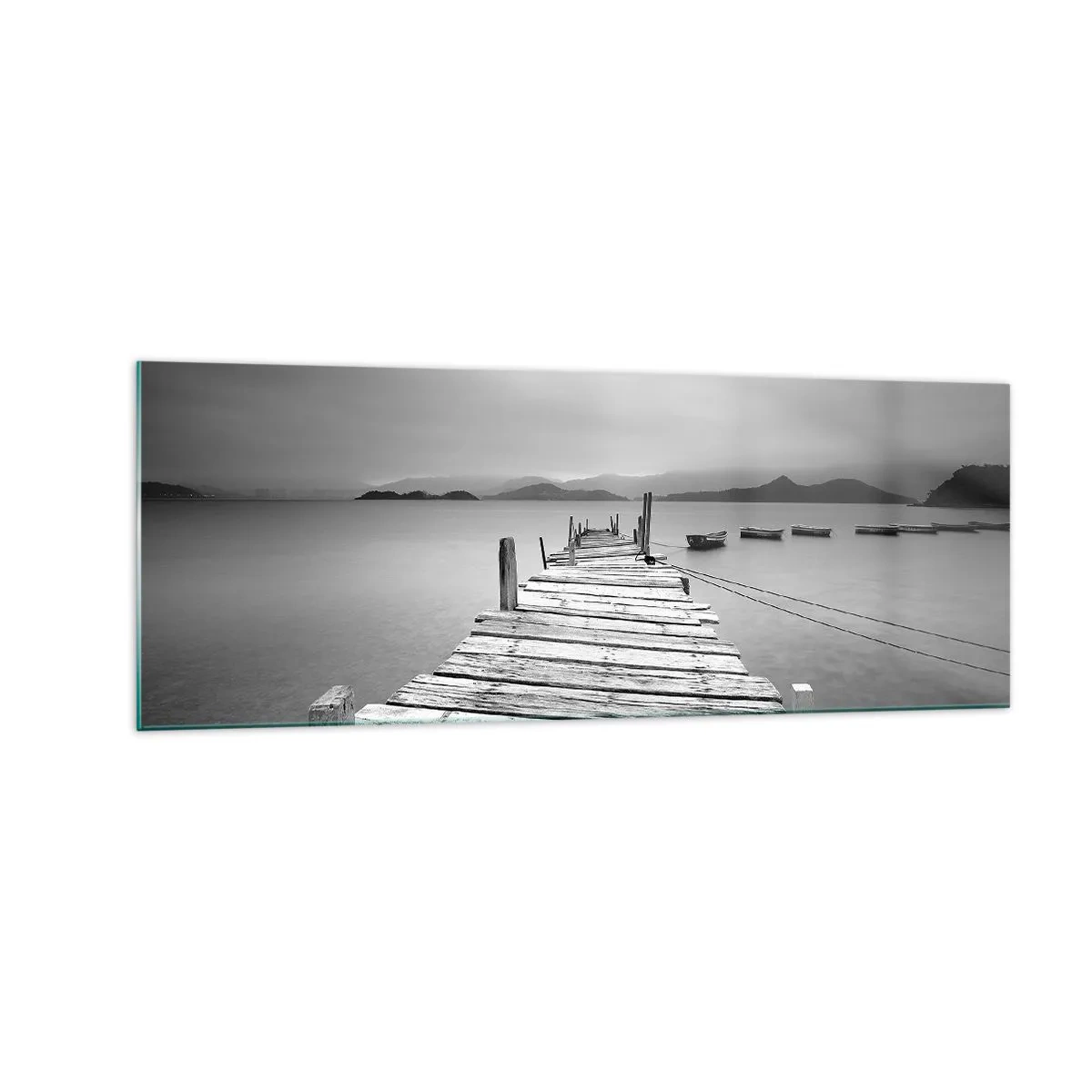 Obraz na szkle - Czarno-biały widok na drewniany pomost i spokojne jezioro - 140x50cm - Za górami, za morzami - Nowoczesna dekoracja ścienna do salonu i sypialni ARTTOR