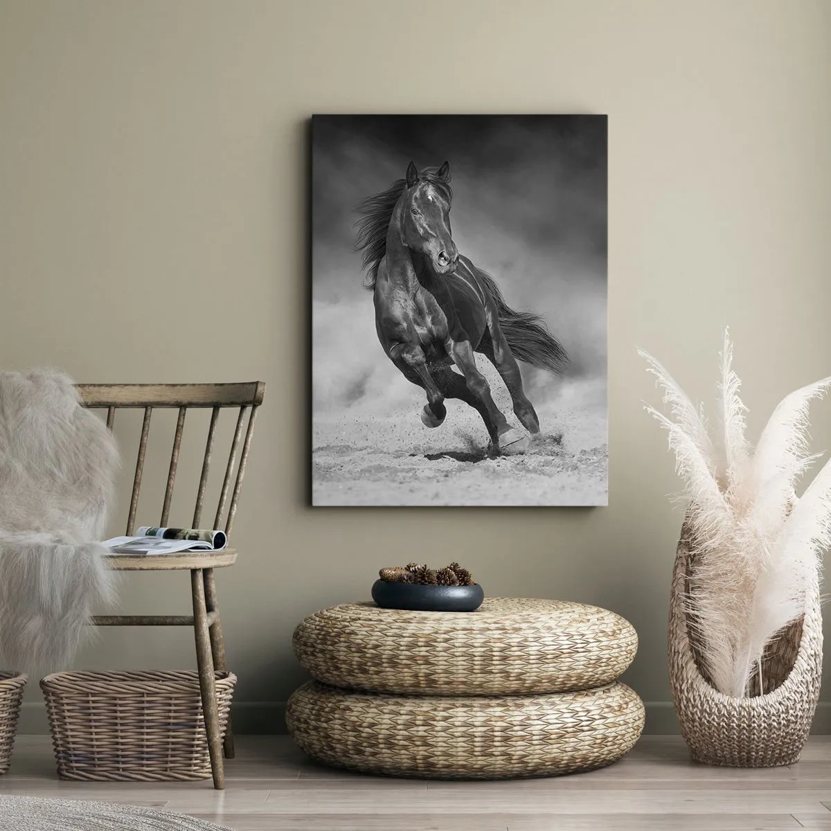Obraz na płótnie - Czarno-biały koń galopujący po piasku - 80x120cm - Godny samego emira - Nowoczesna dekoracja ścienna do salonu i sypialni ARTTOR