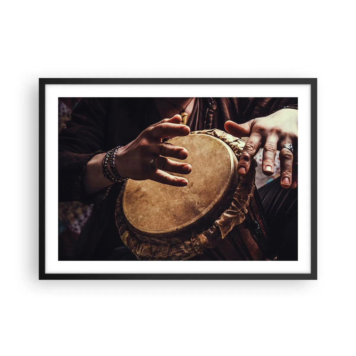Plakat w czarnej ramie - Ręce grające na tradycyjnym bębnie djembe - 70x50cm - W rytmie serca - Nowoczesna dekoracja ścienna do salonu i sypialni ARTTOR