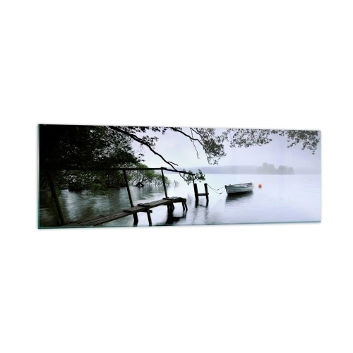 Obraz na szkle - Pomost nad wodą z łodzią w tle otoczoną mglistym krajobrazem - 160x50cm - Już odpoczywasz - Nowoczesna dekoracja ścienna do salonu i sypialni ARTTOR
