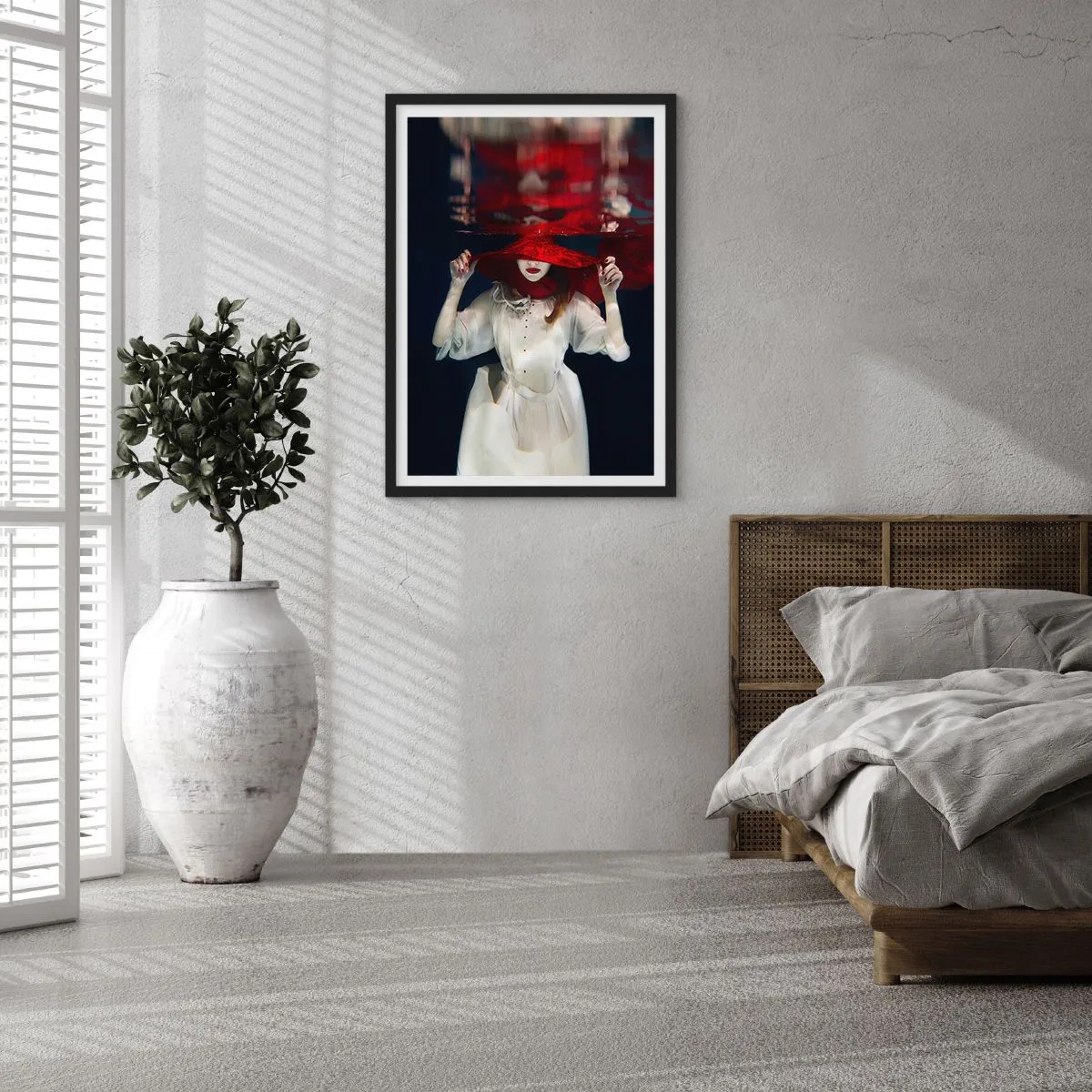 Plakat w czarnej ramie - Kobieta w czerwonym kapeluszu zanurzona pod wodą - 50x70cm - Dziwożona - Nowoczesna dekoracja ścienna do salonu i sypialni ARTTOR