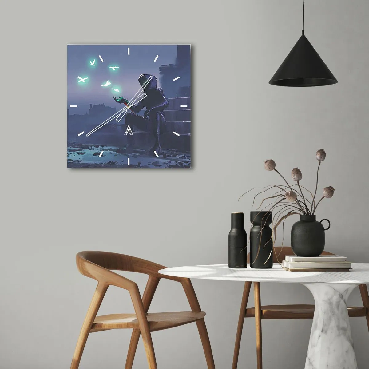 Zegar ścienny - Postać w kapturze z magicznymi ptakami na tle miasta - 30x30cm - Życie powróci - Nowoczesna dekoracja ścienna do salonu i sypialni ARTTOR