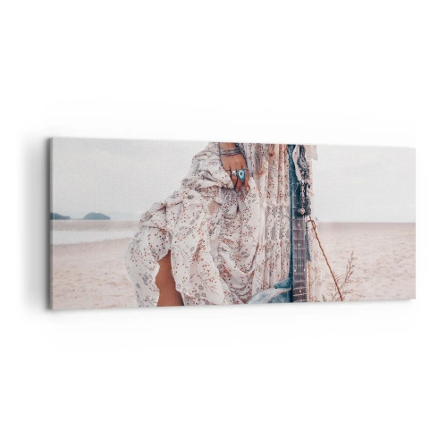 Obraz na płótnie - Kobieta w stylu boho z gitarą na plaży - 120x50cm - Dzieci kwiaty w drodze - Nowoczesna dekoracja ścienna do salonu i sypialni ARTTOR