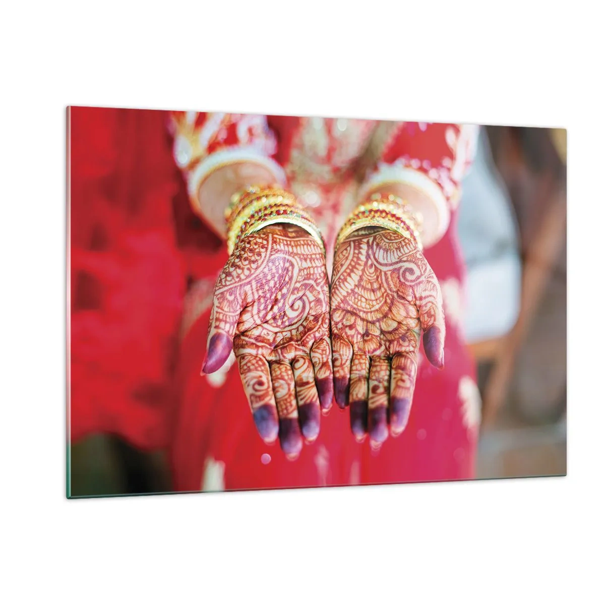 Obraz na szkle - Dłonie z henną w tradycyjnym stroju na tle czerwieni - 120x80cm - Gotowa złapać szczęście - Nowoczesna dekoracja ścienna do salonu, kuchni i sypialni ARTTOR