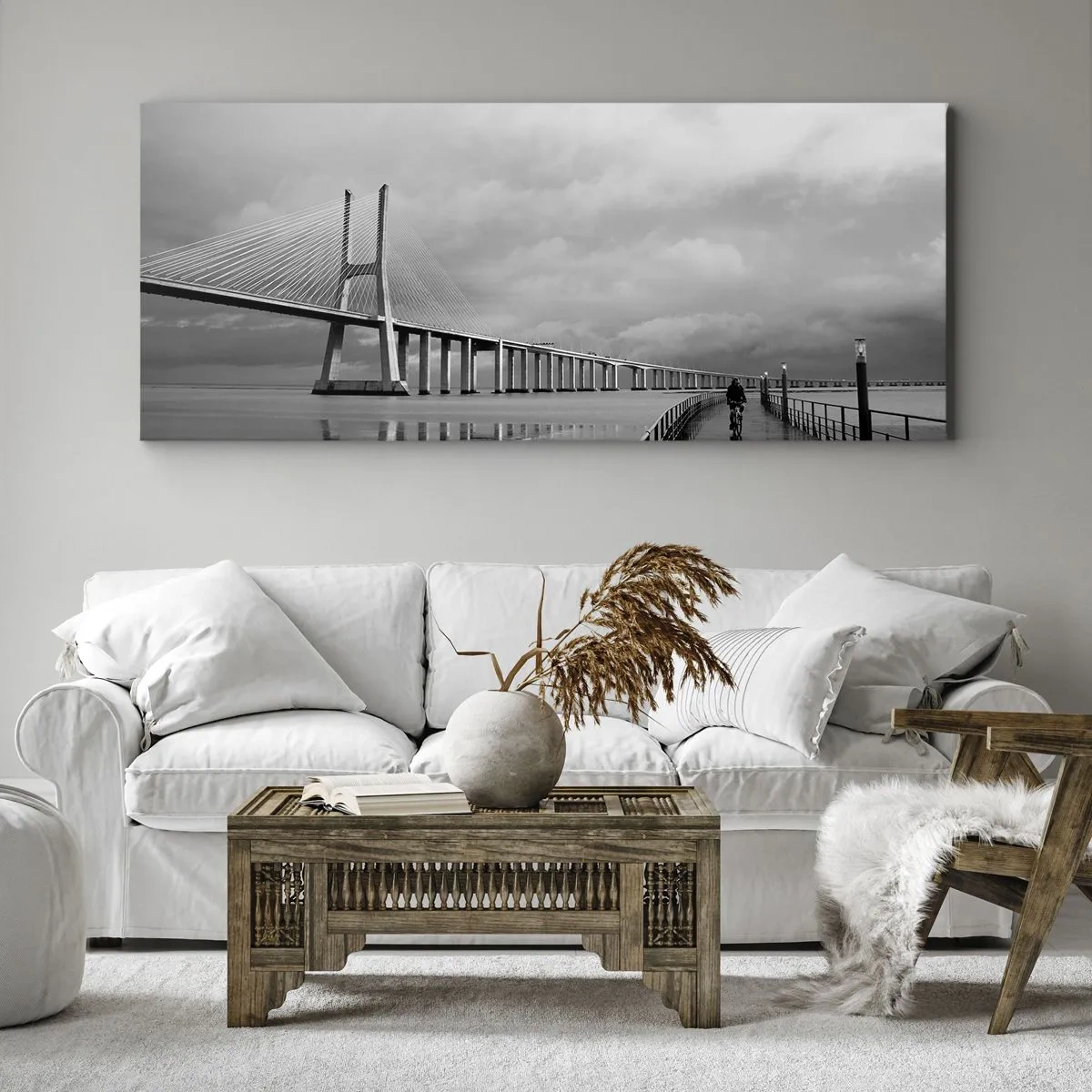 Obraz na płótnie - Most wiszący nad wodą w czarno-białej tonacji - 140x50cm - Każdemu co mu się należy - Nowoczesna dekoracja ścienna do salonu i sypialni ARTTOR
