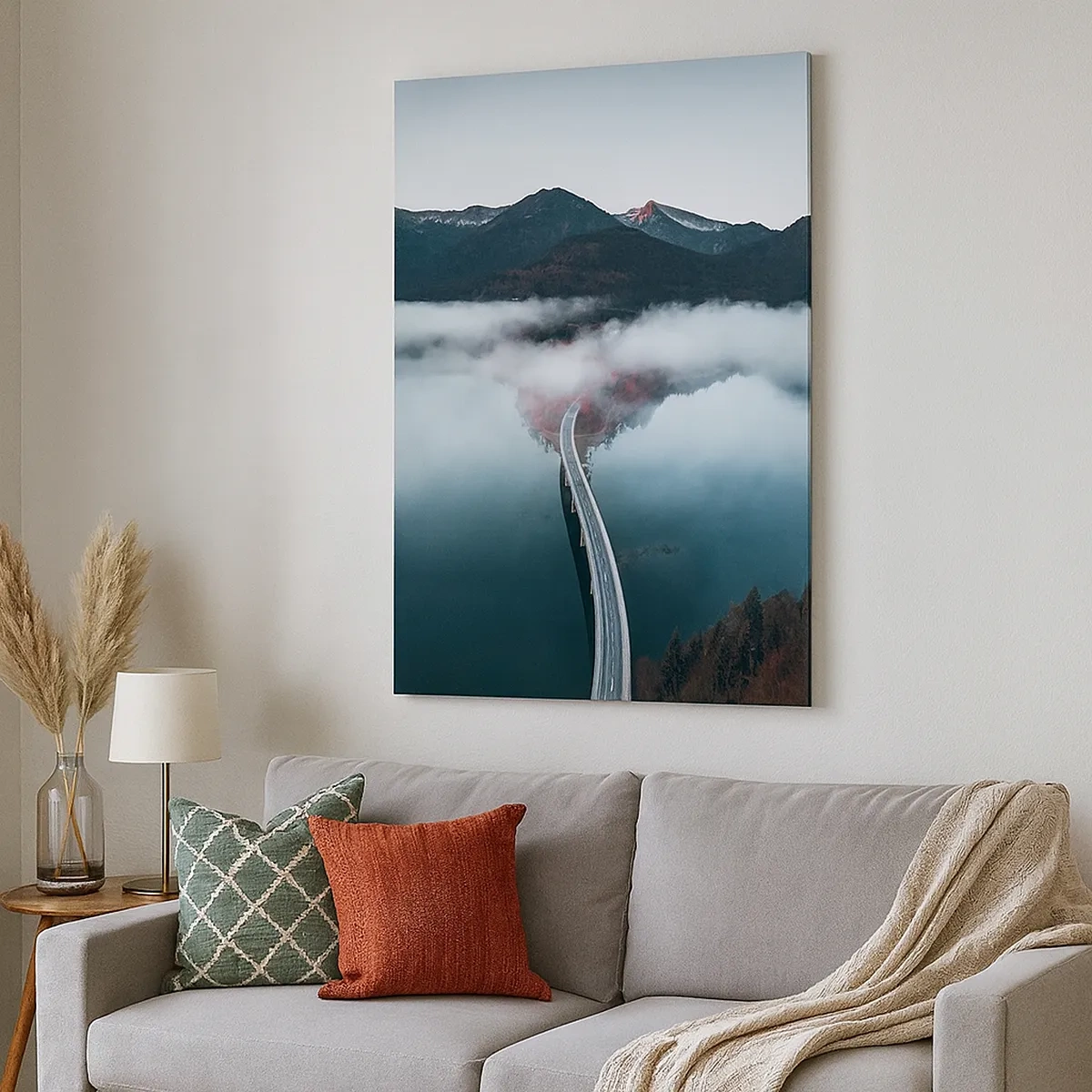 Obraz na płótnie - Most nad spokojnym jeziorem otoczonym górami i mgłą - 50x70cm - Nad wodą gładką jak lustro - Nowoczesna dekoracja ścienna do salonu, kuchni i sypialni ARTTOR