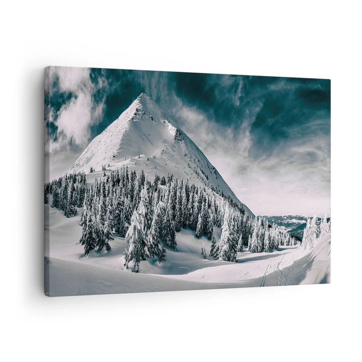 Obraz na płótnie - Ośnieżony szczyt górski otoczony zimowym lasem - 70x50cm - Kraina śniegu i lodu - Nowoczesna dekoracja ścienna do salonu i sypialni ARTTOR