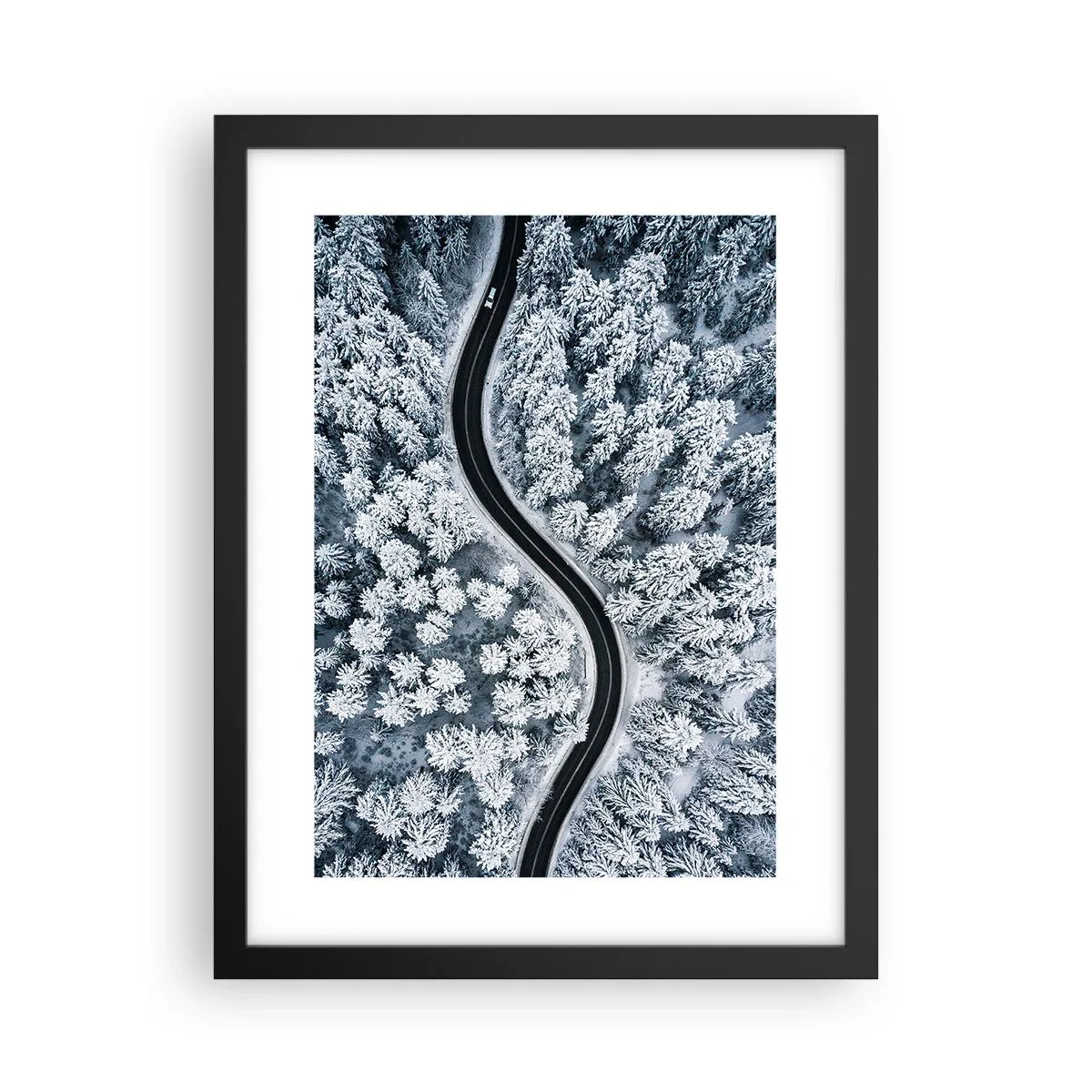 Plakat w czarnej ramie - Przez zimowy las - 30x40 cm