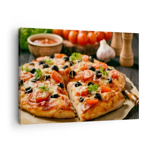 Obraz na płótnie - Pizza z pomidorami, oliwkami i świeżymi ziołami na stole - 70x50cm - Znów ci się upiekło - Nowoczesna dekoracja ścienna do salonu i sypialni ARTTOR