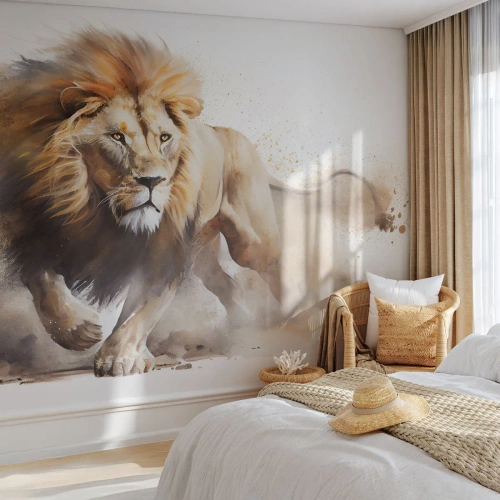 Fototapeta Premium Sand - Dostojny lew w ruchu w artystycznej formie akwareli - 100x70cm - Król ruszył - Nowoczesna dekoracja ścienna do salonu, kuchni i sypialni ARTTOR