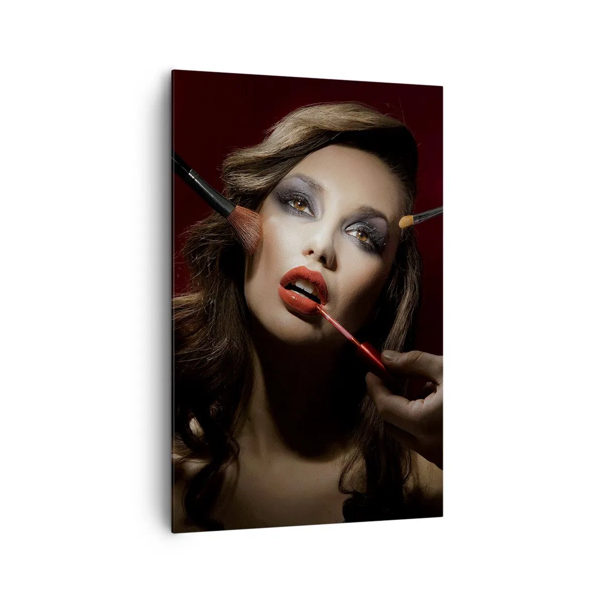 Obraz na płótnie - Stylowy portret kobiety w trakcie makijażu na ciemnym tle - 80x120cm - Piękna rozmarzona - Nowoczesna dekoracja ścienna do salonu i sypialni ARTTOR