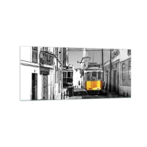 Obraz na szkle - Żółty tramwaj na ulicach Lizbony w monochromatycznej scenerii - 120x50cm - Duch Lizbony - Nowoczesna dekoracja ścienna do salonu i sypialni ARTTOR