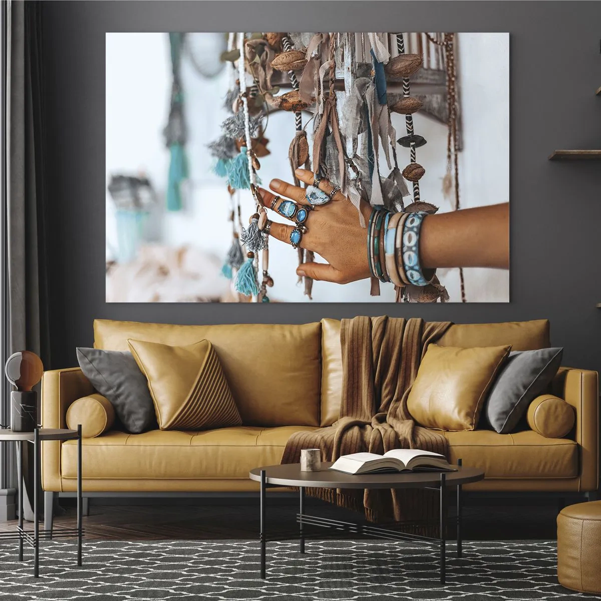 Obraz na szkle - Ręka z biżuterią w stylu boho dotykająca etnicznej dekoracji - 70x50cm - Lokalne skarby - Nowoczesna dekoracja ścienna do salonu i sypialni ARTTOR