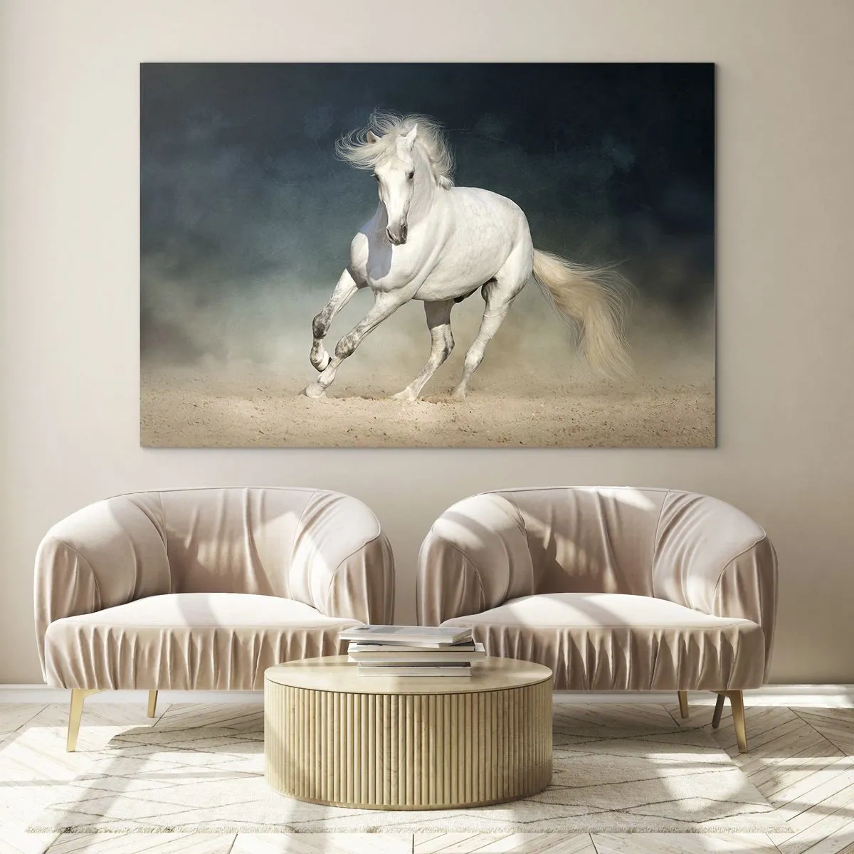 Obraz na szkle - Biały koń galopujący po piasku na tle ciemnego nieba - 70x50cm - Wolność w stanie czystym - Nowoczesna dekoracja ścienna do salonu i sypialni ARTTOR