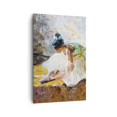 Obraz na płótnie - Balerina w białej sukni w malarskim stylu na tle impresjonistycznym - 80x120cm - Z obrazu Degasa - Nowoczesna dekoracja ścienna do salonu i sypialni ARTTOR