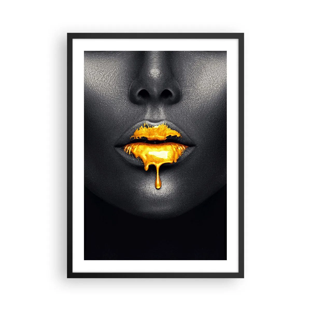 Plakat w czarnej ramie - Czarna twarz kobiety z pomarańczową farbą na ustach - 50x70cm - Złotousta - Nowoczesna dekoracja ścienna do salonu i sypialni ARTTOR