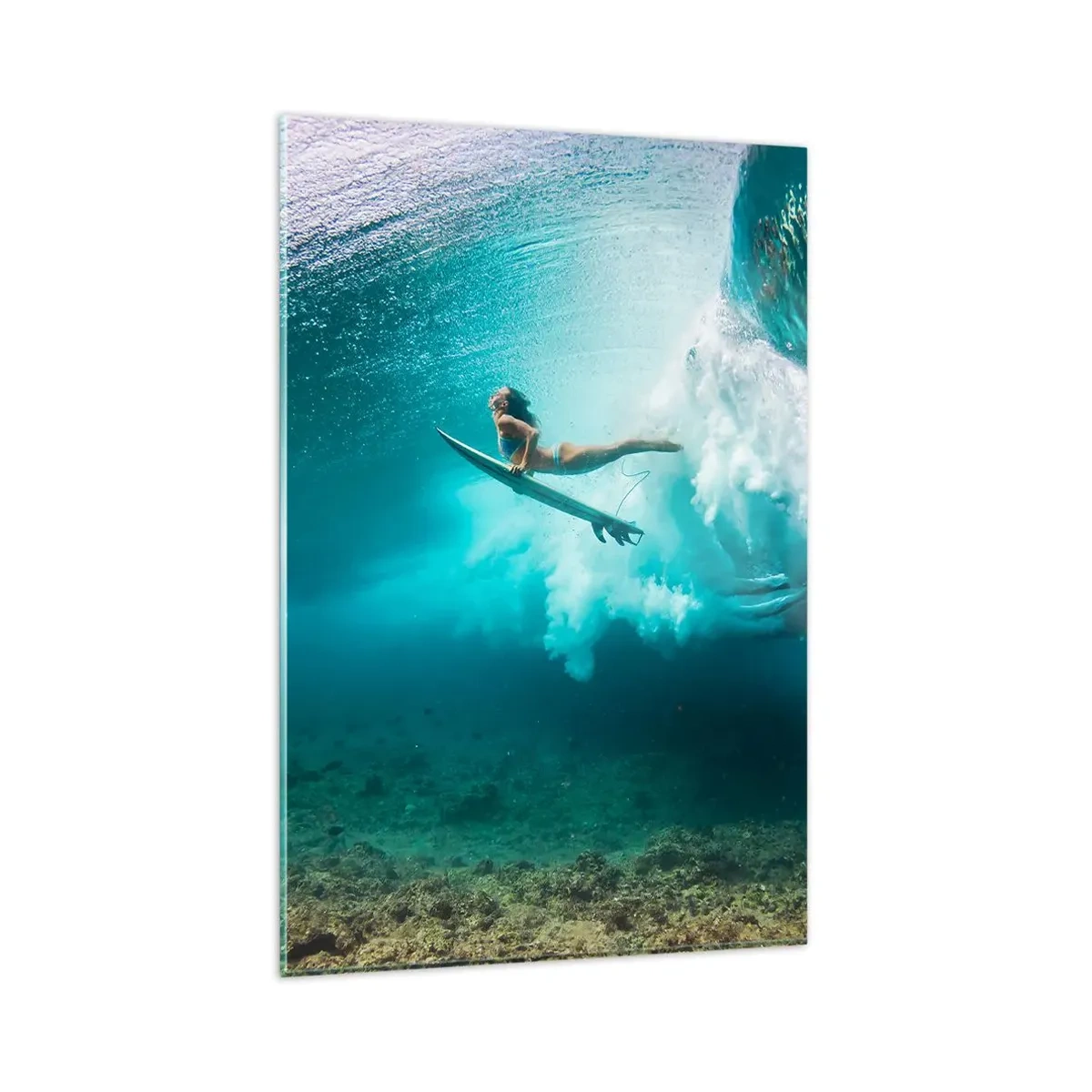 Obraz na szkle - Surferka pod falą w błękitnej wodzie oceanu - 80x120cm - Podwodny świat - Nowoczesna dekoracja ścienna do salonu i sypialni ARTTOR