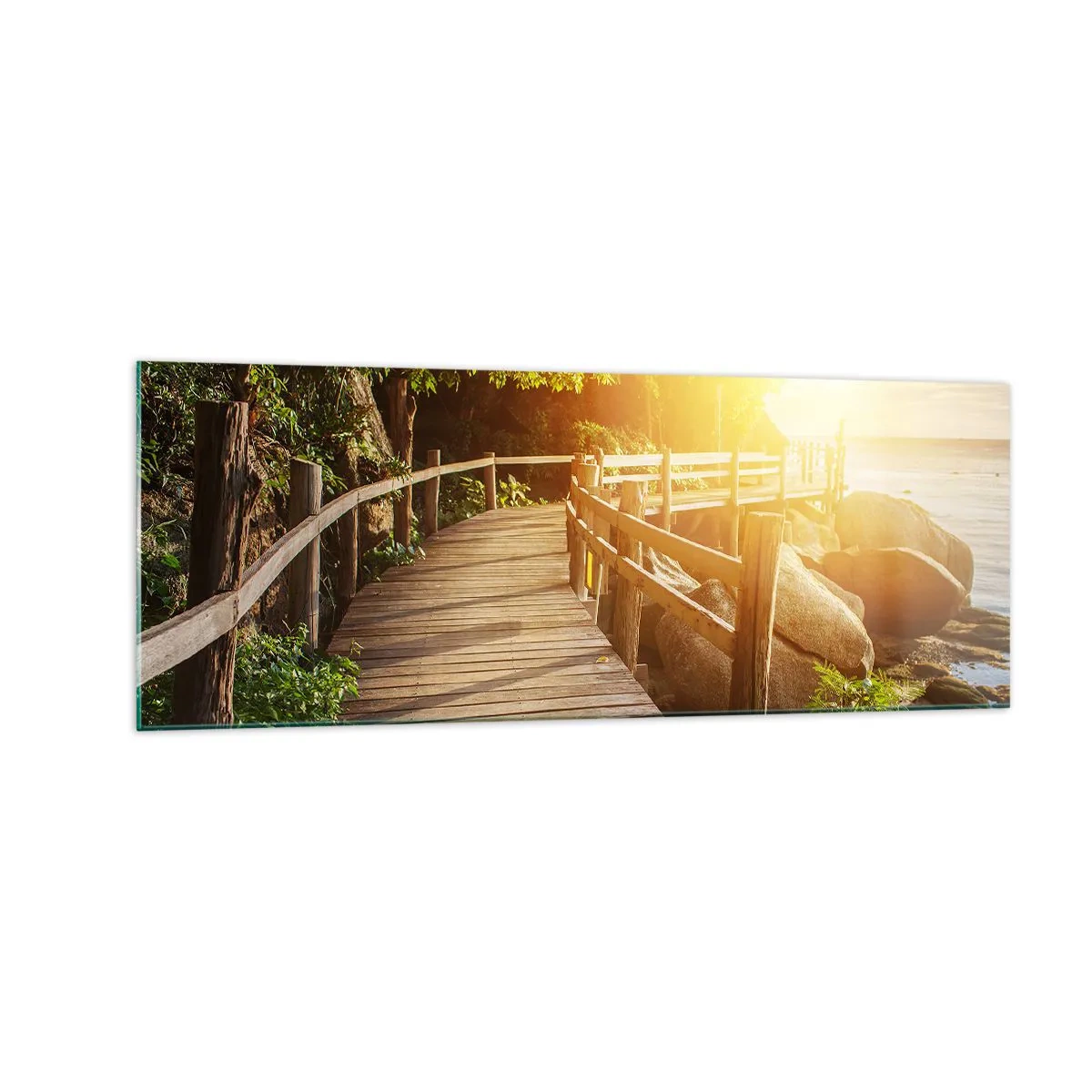 Obraz na szkle - Drewniany pomost wśród zieleni prowadzący do morza w promieniach słońca - 140x50cm - Kolejny zakręt, kolejne cuda - Nowoczesna dekoracja ścienna do salonu i sypialni ARTTOR