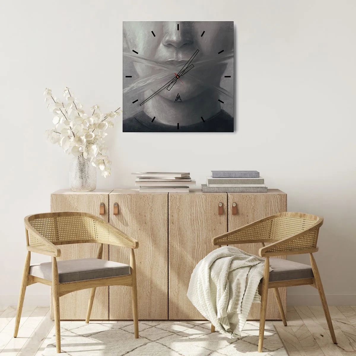 Zegar ścienny - Symboliczny portret z zamazanymi ustami w szarej tonacji - 30x30cm - Ani słowa - Nowoczesna dekoracja ścienna do salonu i sypialni ARTTOR