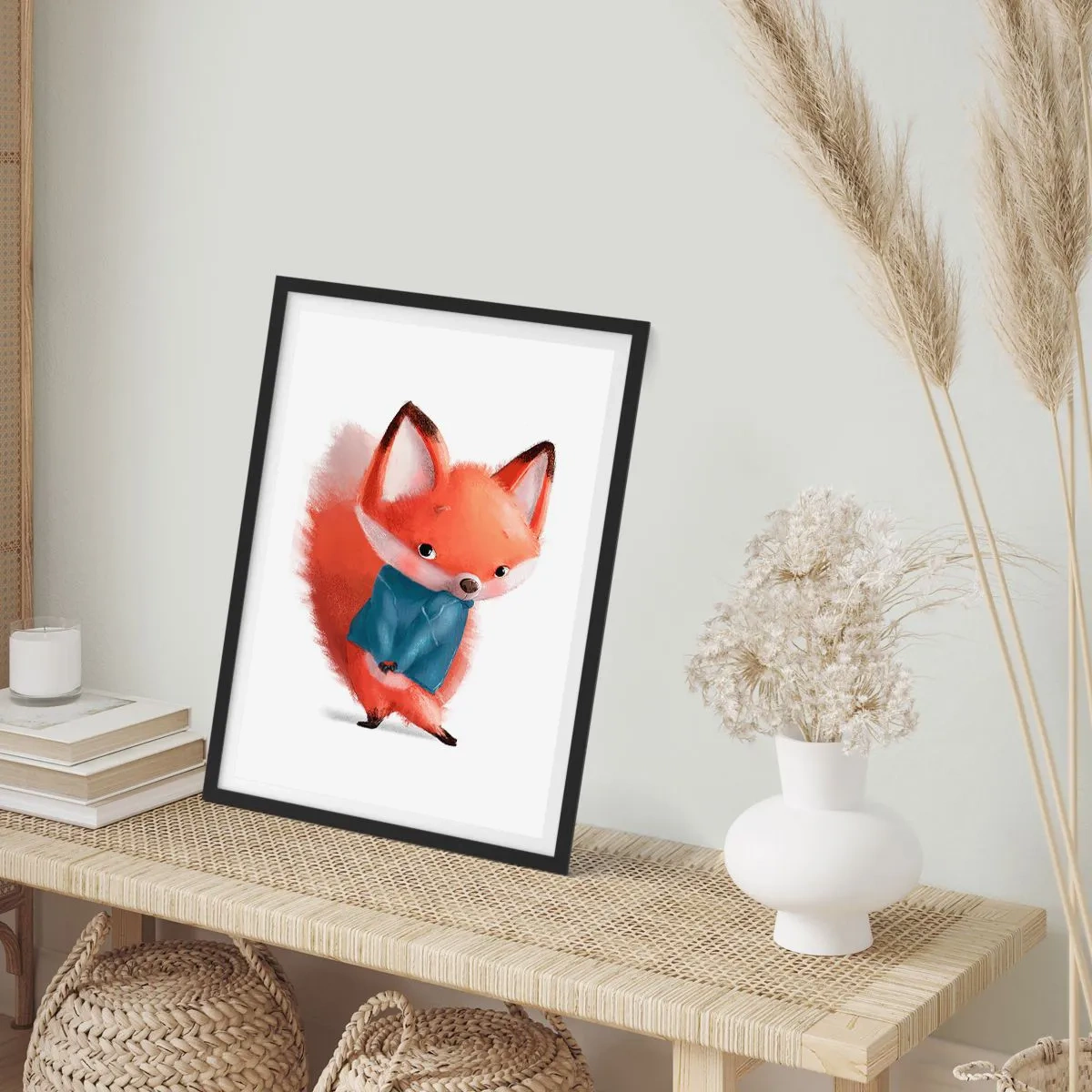 Plakat w czarnej ramie - Ładnie mi w tym? - Uroczy rudy lisek w niebieskim sweterku - 50x70cm