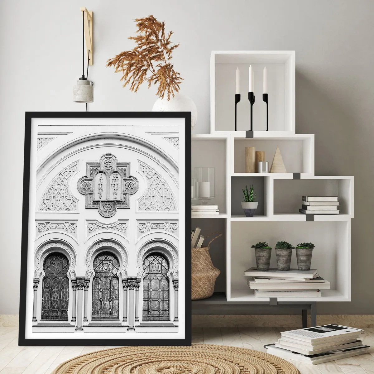 Plakat w czarnej ramie - Detal architektoniczny w stylu neogotyckim, czarno-biały - 50x70cm - Na pograniczu kultur - Nowoczesna dekoracja ścienna do salonu i sypialni ARTTOR