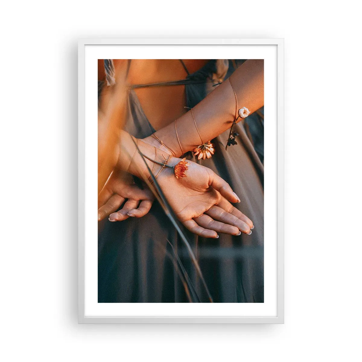 Plakat w białej ramie - Związana z naturą - 50x70 cm