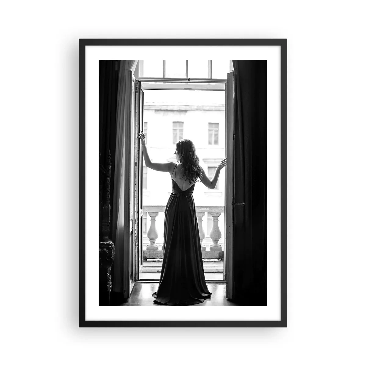 Plakat w czarnej ramie - Kobieta w długiej sukni stojąca w otwartym balkonie - 50x70cm - W wielkim stylu - Nowoczesna dekoracja ścienna do salonu i sypialni ARTTOR