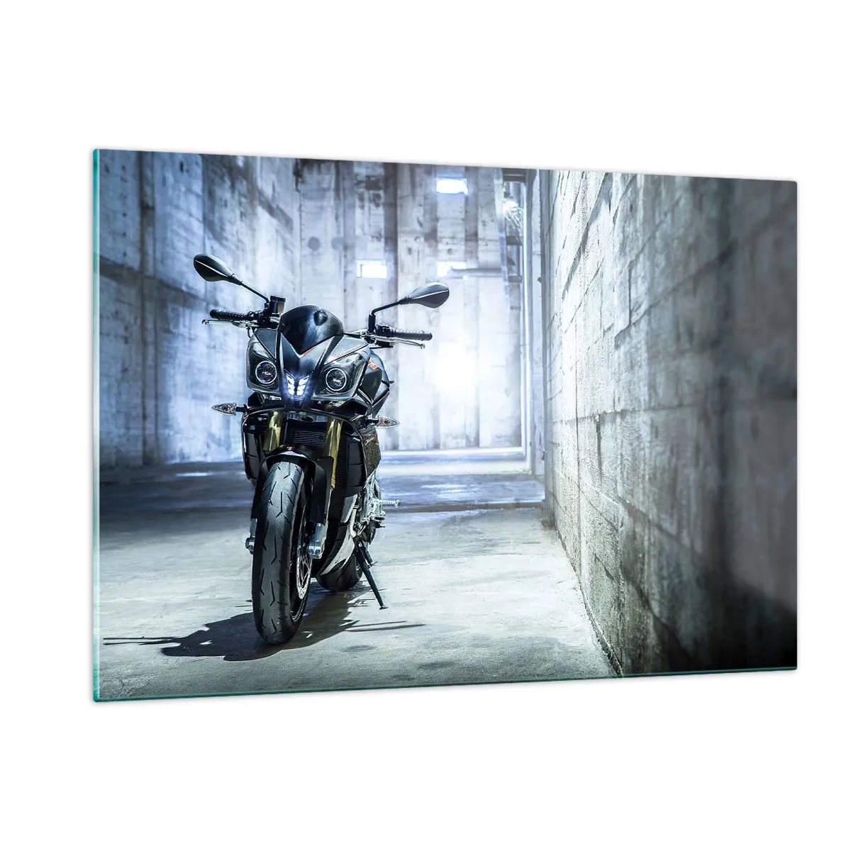 Obraz na szkle - Motocykl w industrialnym wnętrzu z betonowymi ścianami - 120x80cm - Zanim zawyje silnik - Nowoczesna dekoracja ścienna do salonu, kuchni i sypialni ARTTOR