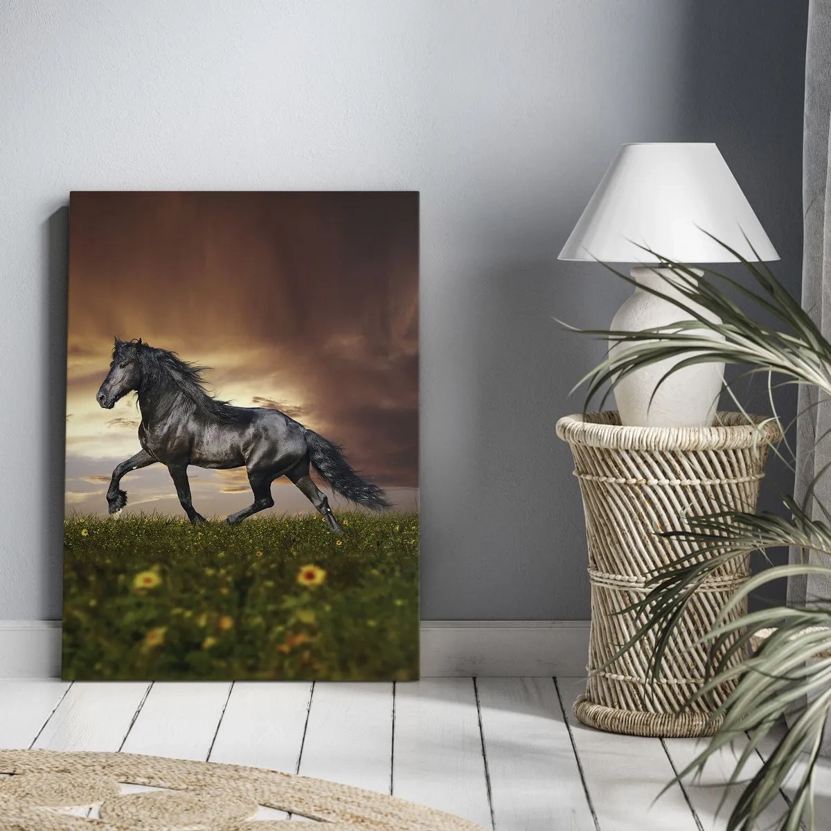 Obraz na płótnie - Czarny koń galopujący na tle zachodzącego słońca - 80x120cm - Czarny książę - Nowoczesna dekoracja ścienna do salonu i sypialni ARTTOR
