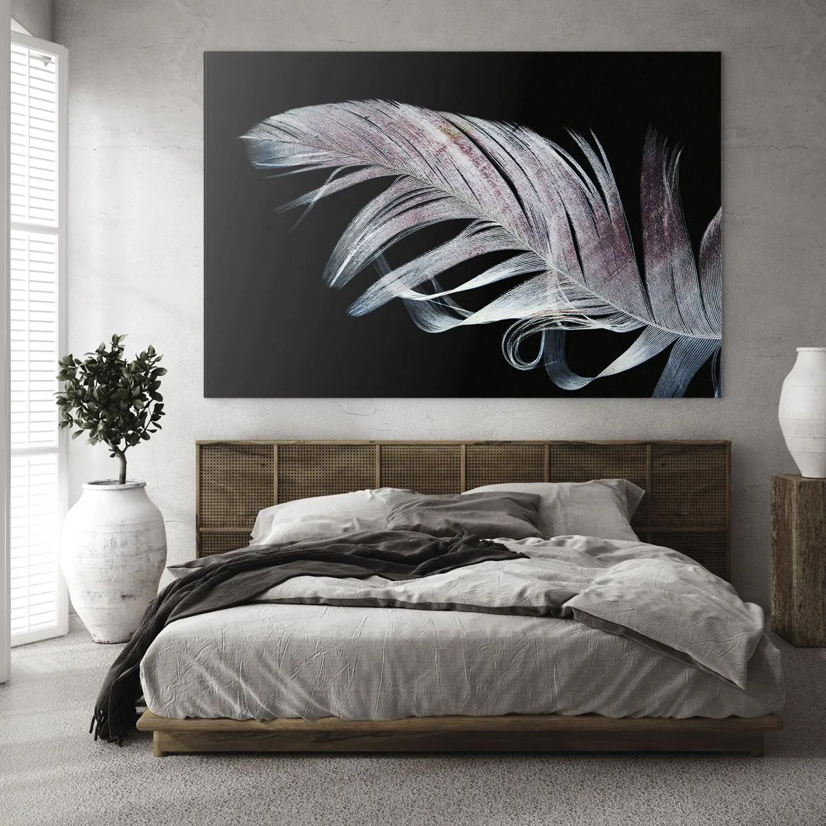 Obraz na szkle - Delikatne pióro na czarnym tle w artystycznym ujęciu - 70x50cm - Pomyśl o dotyku - Nowoczesna dekoracja ścienna do salonu i sypialni ARTTOR