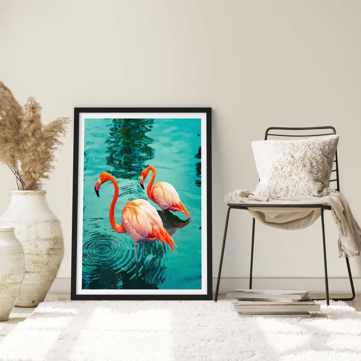 Plakat w czarnej ramie - Dwa flamingi na tle spokojnej wody - 50x70cm - Jesteśmy teraz w modzie - Nowoczesna dekoracja ścienna do salonu i sypialni ARTTOR
